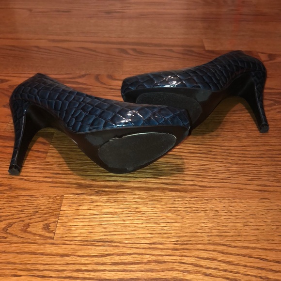 Blue textured pattern close toe heels - Picture 6 of 8